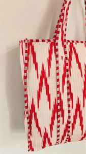 Sac fourre-tout matelassé en coton imprimé collage Ikat de Jaipur, réversible, grand sac de shopping, sac à bandoulière de voyage - Product Image 4