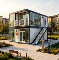 Villa modulaire préfabriquée en acier moderne de luxe à deux étages avec balcon et escalier extérieur pour résidence, bureau ou école