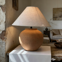 Lampe de table en céramique de style Wabi Sabi avec texture en terre cuite et abat-jour en lin