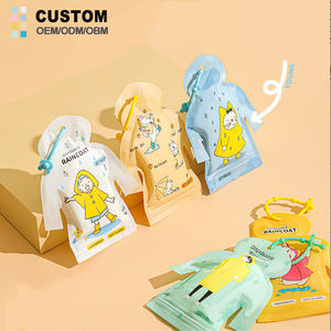 Capa de Chuva Descartável de Plástico para Crianças no Atacado da China, Leve, Confortável, Durável, Mini, Fofa, Transparente, Azul, de Uso Único com Gancho para Atividades ao Ar Livre - Product Image 1