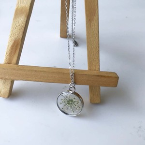 Collana in acciaio inossidabile con collana personalizzata in pizzo con fiori fatti a mano gioielli da donna collana iniziale in resina - Product Image 4