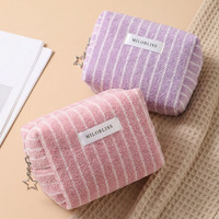 Pochette à maquillage rayée pastel en tissu éponge moelleux avec fermeture éclair étoile