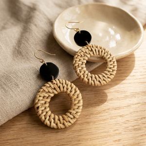Pendientes colgantes de ratán bohemios de moda, hechos a mano con forma de luna, venta al por mayor en India por UCI, joyería colgante de moda bohemia, artesanías naturales - Product Image 1