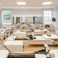 Máquina de Entrenamiento de Yoga Multifuncional, Cama de Pilates Profesional para Estudio, Ajustable, Telescópica, de Madera Blanca, Reformer Comercial
