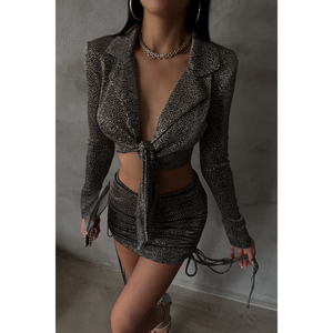 Conjunto de Blusa Corta Gris y Falda Corta Fruncida para Mujer con Tela Brillante y Detalle de Lazo - Product Image 3