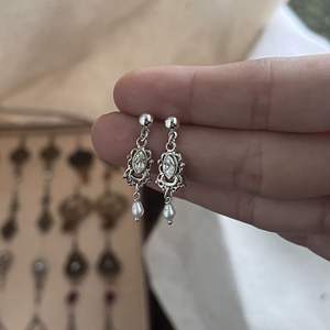 Boucles d'oreilles pendantes Wenchi en argent pur S925, style rétro palais et occidental, motif creux avec zircon et perle en forme de goutte d'eau, Chine - Product Image 4