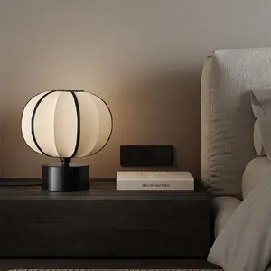 2024 Retro Retroสไตล์ครีมNordic Simple Designโคมไฟตกแต่งห้องนอนข้างเตียงโคมไฟผ้าสีขาว