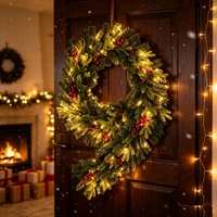Neu eingetroffen: Vorbeleuchteter künstlicher Weihnachtskranz mit warmweißen LED-Lichtern, roten Beeren, Tannenzapfen, realistischer Weihnachts-Hängeornament.
