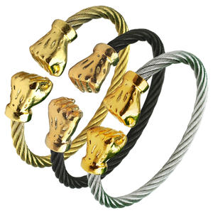 <span class=keywords><strong>Bracelet</strong></span> à breloques tendance pour hommes avec un design cool Couronne de poing en câble métallique tissé en acier inoxydable doré Accessoires personnalisés Vente en gros - Product Image 5