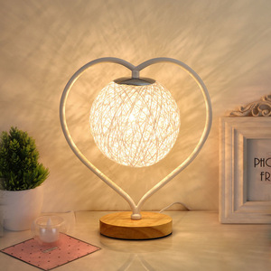 Lámpara de Mesa para Bodas, Diseño Nórdico en Forma de Corazón, Romántica y Moderna, Luz Nocturna para Dormitorio, Ideal para Lactancia - Product Image 1