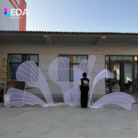 LEDA Nouvelle Arrivée Moderne Grand Fond de Scène Métallique pour Mariage avec Décorations de Pétales Lumineux à LED pour Événements