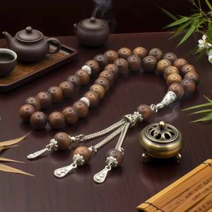 Rico en aceites naturales, el tasbih de madera roja de 10 mm y 33 cuentas presenta un patrón de vetas de madera vintage, exuda elegancia étnica y es un accesorio - Product Image 1