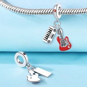 Breloques en argent sterling 925 de haute qualité pour la fabrication de <span class=keywords><strong>bijoux</strong></span> : football, guitare – Vente en gros - Product Image 3