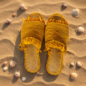 Sandales d'été modernes jaunes faites à la main en paille rayée à bout ouvert avec franges décoratives, respirantes pour l'extérieur - Product Image 2