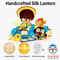 Lanterne géante en soie personnalisée pour l'extérieur, lanterne de garçon de dessin animé, fabriquée à la main, lumière LED pour festival chinois, pour parc à thème