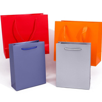 Petit emballage recyclable multicolore personnalisé pour bijoux et lunettes sac en papier d'art épais avec poignée d'impression de logo publicitaire