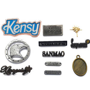 Fabrication d'étiquette de <span class=keywords><strong>mots</strong></span> ronds en métal armé personnalisée étiquette de logo en métal de marque de jeans gravée en métal - Product Image 1