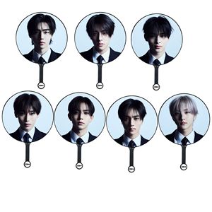Venta al por mayor: Nuevos abanicos de mano personalizados de plástico OPP coreanos para fans de Kpop 2025, con diseños de <span class=keywords><strong>J</strong></span>-HOPE, Suga y V. - Product Image 3
