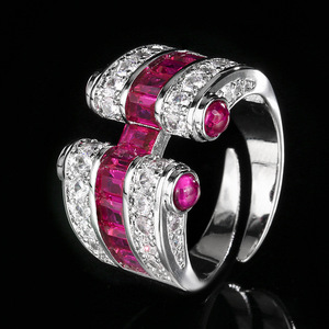 Anillo de Alta Gama 2025 con Base de Cobre Chapado en Oro, Estilo Europeo y Americano, con Cristal Azul Puntiagudo Simulado y Corindón Rojo - Product Image 1