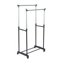 Porte-vêtements en métal sur pied avec roulettes