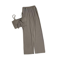 Ensemble décontracté deux pièces pour le printemps et l'été : haut court à bretelles avec détail nœud et pantalon large à taille haute élastique