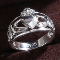 Kadınlar için Claddagh Kalp Yüzüğü, 13mm, Beyaz Altın Kaplama Pirinç Vintage Eller Kalp Tutuyor Bantlı, Beyaz Altın