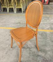 Chaises de mariage en plastique durable à prix de gros, couleur imitation bois, pour mariages en plein air