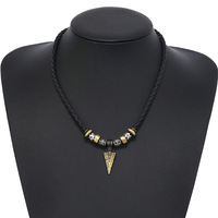 Chaîne de chandail Triangle vintage perles en bois multicouches collier de corde en cuir tissé à la main pour hommes