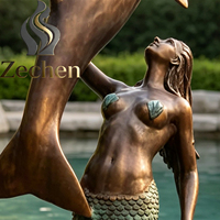 Statues de sirène et de dauphin en bronze coulé sur mesure, utilisées pour la mise en scène aquatique de la villa de plage en bord de mer
