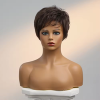 Perruque synthétique brune naturelle à livraison rapide d'usine, douce, de haute qualité, avec frange latérale, mèches blondes dorées, coupe pixie courte