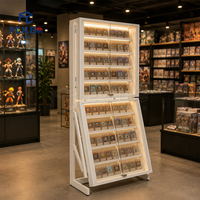 Présentoir autoportant pour cartes à collectionner avec cadre métallique blanc, panneaux en verre et étagères inférieures inclinées pour les magasins de cartes à collectionner