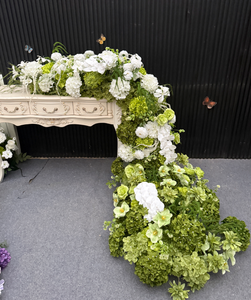 Nuova Collezione Popolare: Centrotavola a Cascata di Ortensie Verdi e Rose Bianche per Decorazioni Nuziali - Product Image 1