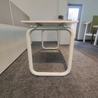 Bureau d'ordinateur moderne pour une personne, style exécutif, plateau en bois grainé, forme en U, pieds en métal blanc, ergonomique, respectueux de l'environnement
