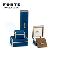 Boîte à bijoux en cuir PU bleu foncé, bord rond, cadre en plastique, logo personnalisé, design moderne pour emballage cadeau, vente en gros