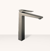 Grifo de lavabo alto cuadrado de una sola palanca en gris bronce, cuerpo de latón con acabado cromado, válvula de cerámica, montaje en cubierta, para lavabo moderno tipo vessel.