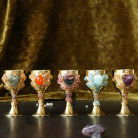 Calice en laiton en gros avec incrustation de pierres précieuses naturelles, gobelet rituel en cristal en forme de cœur pour autel, sorcellerie et décoration