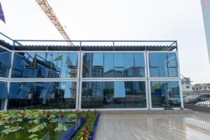 Edificio de Oficinas Prefabricado de 2 Pisos de Grado Industrial con Fachada de Vidrio para la Gestión de Obras de Construcción - Product Image 1