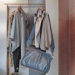 Bolso Bandolera de Cuero Vacuno Genuino para Mujer, Diseño de Nube con Cadena Plisada, Correa Única con Cierre - Product Image 3
