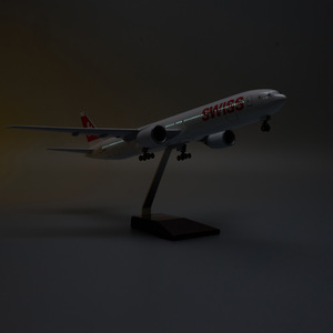 Modèle d'avion simulé Boeing B777 Swiss Airlines à l'échelle 1/157, 47 cm, avion de ligne d'aviation civile avec lumières et train d'atterrissage - Product Image 2