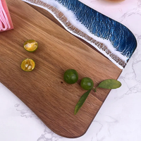 Gadgets innovants, planche à découper multifonction en bois d'acacia et résine époxy à effet vague océanique, avec poignée confortable pour les outils de cuisine