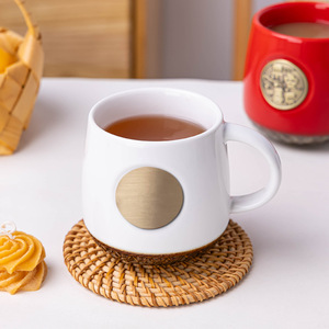 Mug à café en céramique personnalisé rouge avec plaque en bronze, cadeau d'entreprise, mugs promotionnels, tasse individuelle, couleur unie - Product Image 2