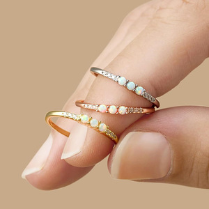 Anello midi minimalista da donna con accenti geometrici iridescenti, accessorio semplice per la moda quotidiana, idea regalo. - Product Image 1