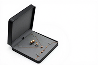 Boîte d'emballage de luxe en cuir PU pour bague, bague de couple, pendentif, boucles d'oreilles, bracelet, chaîne, collier avec logo personnalisable