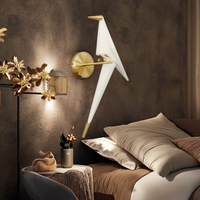 Luxe nouveau doré acrylique forme d'oiseau LED applique chambre intérieur chevet lumière décorative pour application de salle de bain