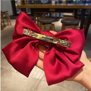 กิ๊บติดผมผ้าซาตินสีพื้นสไตล์เกาหลี ประดับโบว์ใหญ่ ดีไซน์ทันสมัยสำหรับผู้หญิง พร้อมกิ๊บติดข้าง - Product Image 3