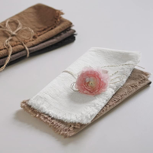 Serviettes en tissu brodées de couleur personnalisée Serviettes en lin réutilisables pour le réglage de la table à la maison Couleur violette classique - Product Image 1