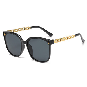 Lunettes de soleil pour femmes, monture noire, chaîne dorée, protection UV400, tendance pour les fêtes et les rassemblements - Product Image 1