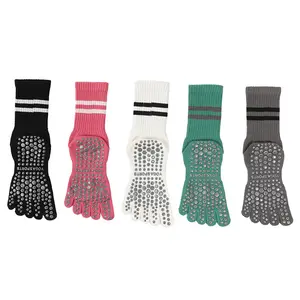 Yiwu DongHong Hersteller benutzer definierte Dame Anti-Rutsch-Yoga-Socken fünf Fingers ocken Baumwolle rutsch feste Crew-Socken