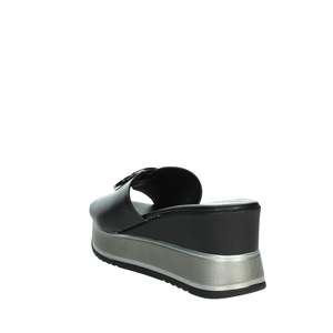 รองเท้าแตะส้นเตารีดผู้หญิง Charm รุ่น 21138-E5 สีดำ - Product Image 3