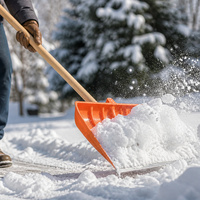 Pelle à neige robuste en plastique avec manche en bois et lame en PP pour le déneigement des allées et chemins en hiver – Vente en gros
